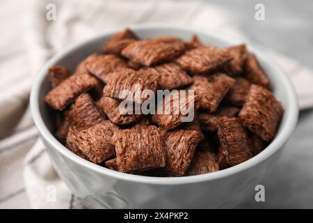 Schokoladen-Müsli in der Schüssel auf dem Tisch, Nahaufnahme Stockfoto