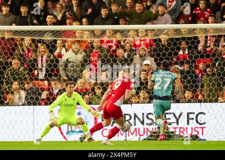 Barnsley, Großbritannien. Mai 2024. Barnsley Stürmer Sam Cosgrove (9) erzielte ein TOR 1-2 während der Play-offs Barnsley FC gegen Bolton Wanderers FC SKY BET League One in Oakwell, Barnsley, England, Großbritannien am 3. Mai 2024 Credit: Every Second Media/Alamy Live News Stockfoto