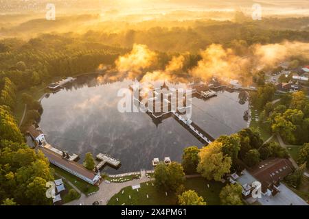 Thermalsee Heviz bei Sonnenaufgang in Ungarn, Luftaufnahme Stockfoto