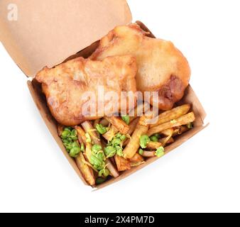 Leckerer Fisch, Chips und Erbsen in Papierkarton isoliert auf weiß, Blick von oben Stockfoto