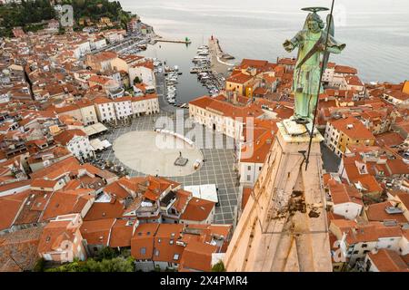 Statue eines Engels auf der Spitze der Pfarrkirche St. Georg, Piran, Slowenien Stockfoto
