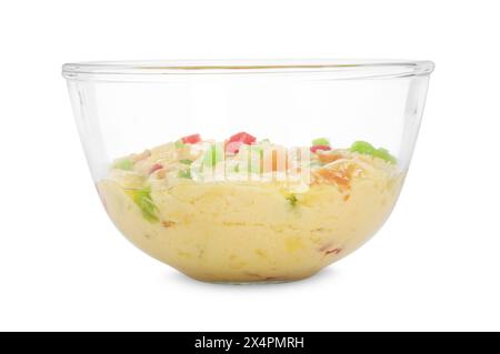 Roher Teig mit kandierten Früchten in der Schüssel isoliert auf weiß Stockfoto