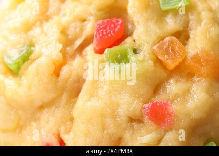 Textur von rohem Teig mit kandierten Früchten als Hintergrund, Nahaufnahme Stockfoto