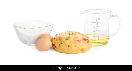 Roher Teig mit kandierten Früchten und Zutaten isoliert auf weiß Stockfoto