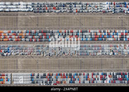 Luftaufnahme neuer Autos, die in einer Lagerzeile zum Verkauf geparkt sind Stockfoto