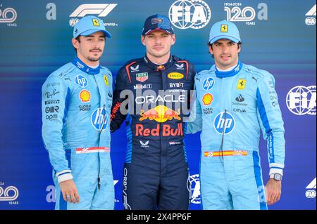 Mai 2024; Miami International Autodrome, Miami, Florida, USA; Formel 1 Crypto.com Grand Prix 2024 von Miami; Qualifikationstag; von links nach dem Qualifying posiert der zweitplatzierte Scuderia Ferrari-Fahrer Charles Leclerc aus Monaco, der Pole-Sieger Oracle Red Bull Racing-Fahrer Max Verstappen aus den Niederlanden und der 3. Platz auf der Pole Scuderia Ferrari-Fahrer Carlos Sainz Jr. aus Spanien. Verstappen belegte den ersten Platz, Leclerc den zweiten Platz und Sainz den dritten Platz. Stockfoto