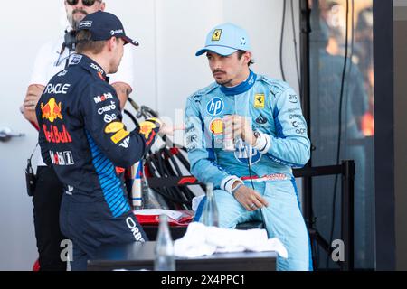 Miami Gardens, Usa. Mai 2024. Der niederländische Formel-1-Pilot Max Verstappen von Red Bull Racing spricht mit dem Formel-1-Fahrer Charles Leclerc von der Scuderia Ferrari, nachdem er sich am Samstag, den 4. Mai 2024, auf dem Miami International Autodrome in Miami Gardens, Florida für den Formel-1-Grand Prix qualifiziert hat. Quelle: UPI/Alamy Live News Stockfoto