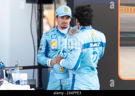 Miami Gardens, Usa. Mai 2024. Monaco-Formel-1-Fahrer Charles Leclerc von Scuderia Ferrari spricht mit dem spanischen Formel-1-Fahrer Carlos Sainz Jr. von Scuderia Ferrari, nachdem er sich am Samstag, den 4. Mai 2024, im Miami International Autodrome in Miami Gardens, Florida für den Formel-1-Grand-Prix qualifiziert hat. Foto: Greg Nash/UPI. Quelle: UPI/Alamy Live News Stockfoto