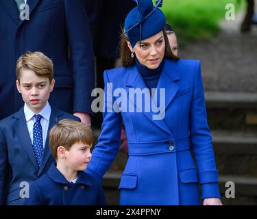 Dezember 2023. Prinzessin Catherine mit den Söhnen Prinz George und Prinz Louis verlassen die Kirche in Sandringham, nachdem sie den Weihnachtsgottesdienst besucht haben. Stockfoto