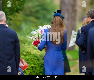 25. Dezember 2023 HRH Catherine, Prinzessin von Wales, geht zurück zum Sandringham House, nachdem sie am Weihnachtsvormittag in St. Mary Magdalene teilgenommen hat Stockfoto