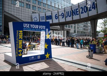 Mai 2024, Brüssel, Belgien. Die Menschen stehen an, um am Tag der offenen Tür des Europäischen Parlaments teilzunehmen. Oben stehen Banner für die bevorstehenden Europawahlen im Juni. Quelle: Jay Kogler/Alamy Live News Stockfoto