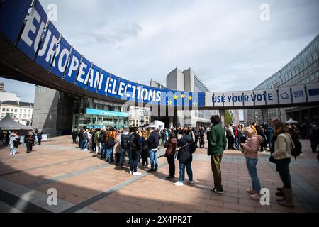 Mai 2024, Brüssel, Belgien. Die Menschen stehen an, um am Tag der offenen Tür des Europäischen Parlaments teilzunehmen. Oben stehen Banner für die bevorstehenden Europawahlen im Juni. Quelle: Jay Kogler/Alamy Live News Stockfoto