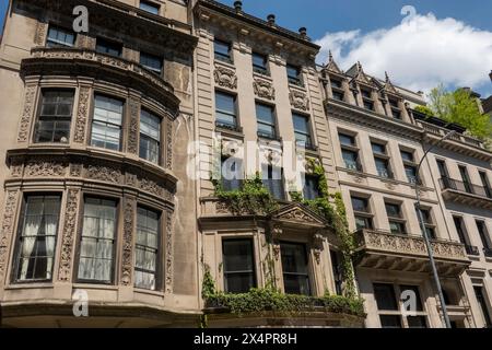 Luxushäuser entlang der E. 67th St. im Upper Eastside Historic District an einem sonnigen Frühlingnachmittag, 2024, New York City, USA Stockfoto