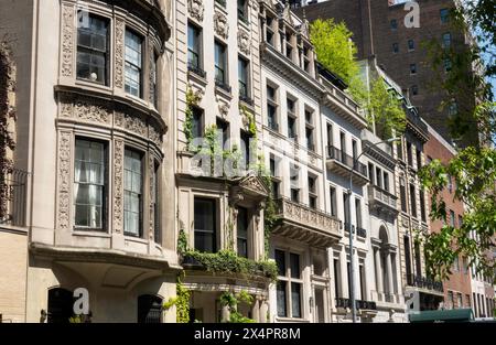 Luxushäuser entlang der E. 67th St. im Upper Eastside Historic District an einem sonnigen Frühlingnachmittag, 2024, New York City, USA Stockfoto