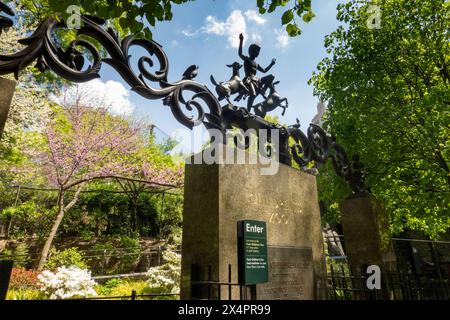 Die Lehman Gates sind ein Bronze-Skulpturendenkmal im Children's Zoo im Central Park, New York City, USA 2024 Stockfoto