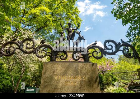 Die Lehman Gates sind ein Bronze-Skulpturendenkmal im Children's Zoo im Central Park, New York City, USA 2024 Stockfoto