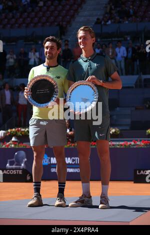 Madrid, Spanien. Mai 2024. Jordan Thompson und Sebastian Korda posieren für ihre Mutua Madrid Open Herren-Doppel-Trophäen nach dem Sieg beim Finale der Doppel in La Caja Magica am 4. Mai 2024 in Madrid (Foto: Oscar Gonzalez/SIPA USA) Credit: SIPA USA/Alamy Live News Stockfoto