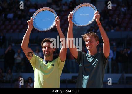 Madrid, Spanien. Mai 2024. Jordan Thompson und Sebastian Korda posieren für ihre Mutua Madrid Open Herren-Doppel-Trophäen nach dem Sieg beim Finale der Doppel in La Caja Magica am 4. Mai 2024 in Madrid (Foto: Oscar Gonzalez/SIPA USA) Credit: SIPA USA/Alamy Live News Stockfoto