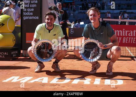 Madrid, Spanien. Mai 2024. Jordan Thompson und Sebastian Korda posieren für ihre Mutua Madrid Open Herren-Doppel-Trophäen nach dem Sieg beim Finale der Doppel in La Caja Magica am 4. Mai 2024 in Madrid (Foto: Oscar Gonzalez/SIPA USA) Credit: SIPA USA/Alamy Live News Stockfoto