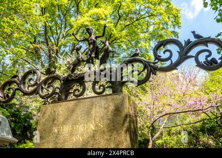 Die Lehman Gates sind ein Bronze-Skulpturendenkmal im Children's Zoo im Central Park, New York City, USA 2024 Stockfoto