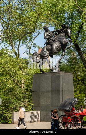 Die Jose Marti Statue ist eine Hommage an einen kubanischen Patrioten im Central Park South, 2024, New York City, USA Stockfoto