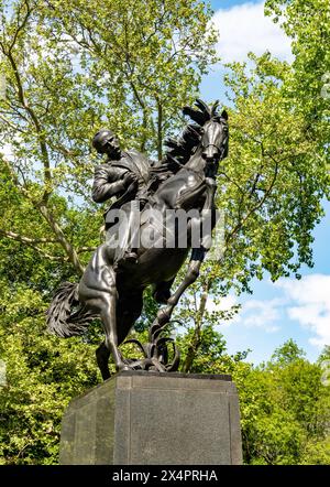 Die Jose Marti Statue ist eine Hommage an einen kubanischen Patrioten im Central Park South, 2024, New York City, USA Stockfoto