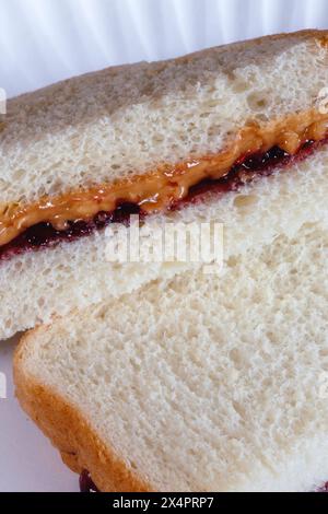 Ein Sandwich mit Erdnussbutter und Marmelade auf Wonder Bread ist ein Kultstück für die Kindheit zum Mittagessen, 2024, USA Stockfoto