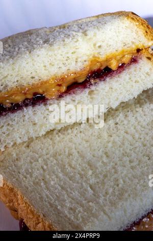 Ein Sandwich mit Erdnussbutter und Marmelade auf Wonder Bread ist ein Kultstück für die Kindheit zum Mittagessen, 2024, USA Stockfoto