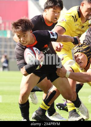 Tokio, Japan. Mai 2024. Kubota Spears Funabashi Tokyo Bay Scrum Half Shinobu Fujiwara trägt den Ball während eines Spiels der Japan Rugby League One gegen Tokyo Suntory Sungoliath im Prince Chichibu Rugby Stadion in Tokio am Samstag, den 4. Mai 2024. Spears besiegte Sungoliath 45-26. (Foto: Yoshio Tsunoda/AFLO) Stockfoto