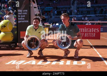 Madrid, Spanien. Mai 2024. Jordan Thompson und Sebastian Korda posieren für ihre Mutua Madrid Open Herren-Doppel-Trophäen nach dem Sieg beim Finale der Doppel in La Caja Magica am 4. Mai 2024 in Madrid (Foto: Oscar Gonzalez/SIPA USA) Credit: SIPA USA/Alamy Live News Stockfoto