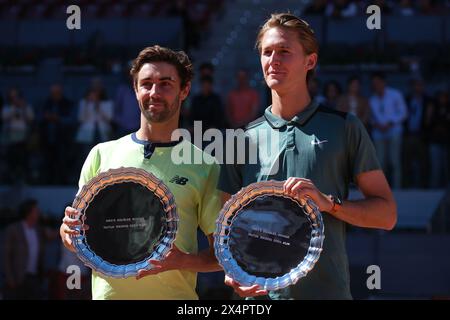 Madrid, Spanien. Mai 2024. Jordan Thompson und Sebastian Korda posieren für ihre Mutua Madrid Open Herren-Doppel-Trophäen nach dem Sieg beim Finale der Doppel in La Caja Magica am 4. Mai 2024 in Madrid (Foto: Oscar Gonzalez/SIPA USA) Credit: SIPA USA/Alamy Live News Stockfoto