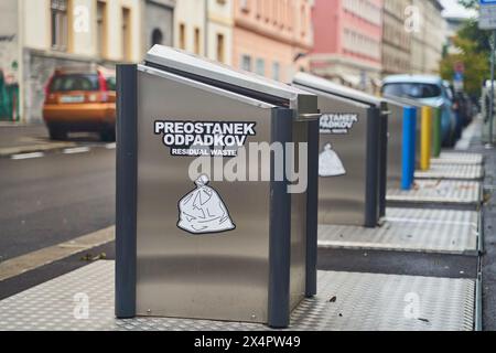 Ljubljana, Slowenien - 10. Oktober 2022: Container für die getrennte Müllabfuhr auf den Straßen von Ljubljana Stockfoto