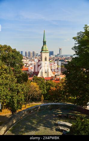 Slowakei, Bratislava - 8. Oktober 2022: Blick auf die Marienkathedrale und die Stadt Bratislava, Slowakei Stockfoto