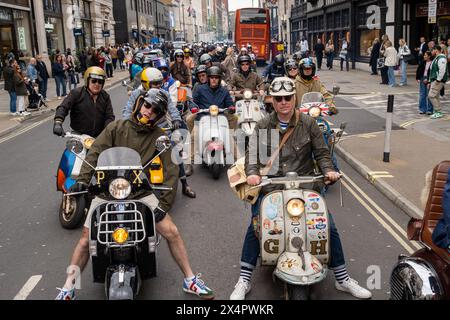 London, Großbritannien. Mai 2024. Klassische Roller-Fahrer stehen auf einer London Street an. Motorrollerbesitzer versammelten sich auf der Carnaby Street London, um vor dem jährlichen Buckingham Palace Run zu zeigen und gesehen zu werden. (Credit Image: © James Willoughby/SOPA Images via ZUMA Press Wire) NUR REDAKTIONELLE VERWENDUNG! Nicht für kommerzielle ZWECKE! Stockfoto