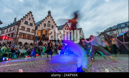 04. Mai 2024, Hessen, Frankfurt/Main: Das „AntagontheaterAKTion“ führt im Rahmen der „Nacht der Museen“ auf dem Römerberg das Stück „Friedenskulturen“ auf. Die „Nacht der Museen“ findet von 19.00 bis 2.00 Uhr in 40 Kulturinstitutionen in Frankfurt, Offenbach und Eschborn statt. Die Veranstalter, darunter das Kulturamt der Stadt Frankfurt, erwarten in diesem Jahr rund 30.000 Besucher. Foto: Andreas Arnold/dpa Stockfoto