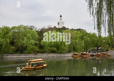 Beihai Park und Weiße Pagode auf Jade Flower Island in Peking, China am 19. April 2024 Stockfoto