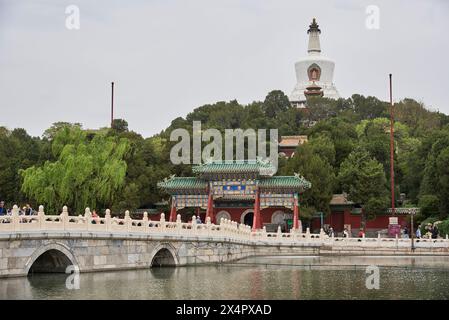 Beihai Park und Weiße Pagode auf Jade Flower Island in Peking, China am 19. April 2024 Stockfoto