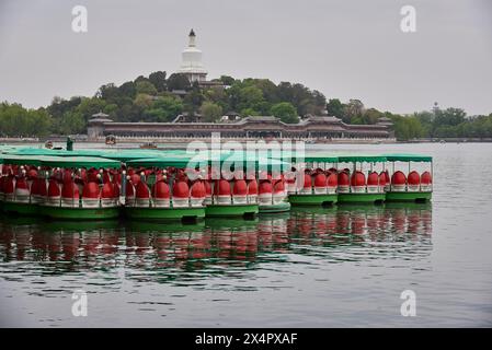 Beihai Park und Weiße Pagode auf Jade Flower Island in Peking, China am 19. April 2024 Stockfoto