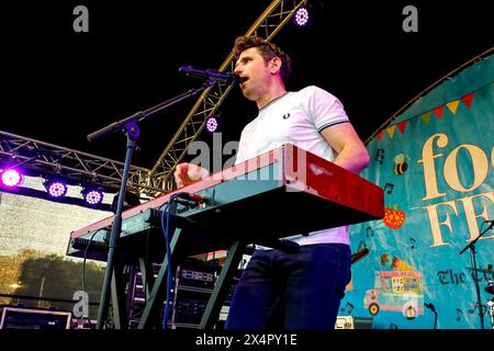 Preston Park, Brighton, Stadt Brighton & Hove, East Sussex, Großbritannien. Beim Brighton Foodies Festival 2024 in Preston Park, Brighton, spielt man Mädchen. Mai 2024. David Smith Alamy Stockfoto