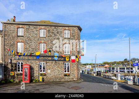 Das Old Custom House, ein traditionelles Pub-Hotel am Hafen in Padstow, einem hübschen Küstendorf an der Nordküste von Cornwall, England Stockfoto