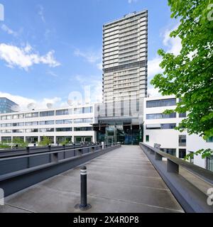 Bonn, Deutschland 03. Mai 2024: Eingang über die Brücke zur deutschen welle in bonn vor dem Turm un Campus Stockfoto