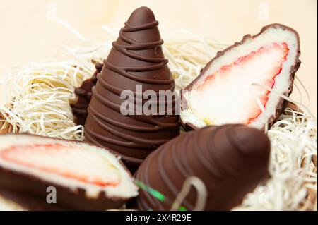 Osterei gefüllt mit Erdbeere und geriebener Kokosnuss in Nahaufnahme. Stockfoto