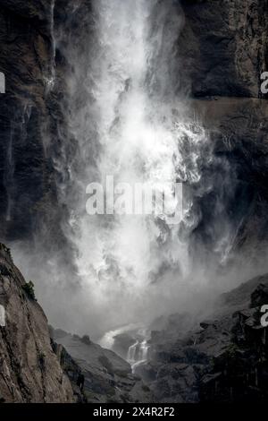 Der Obere Yosemite Falls Stürzt Während Des Peak Flow In Die Feuchten Granitwände Darunter Stockfoto