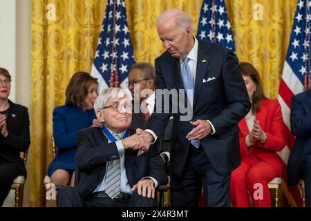 Washington, Vereinigte Staaten Von Amerika. Mai 2024. Washington, Vereinigte Staaten von Amerika. Mai 2024. U. US-Präsident Joe Biden, überreicht die Presidential Medal of Freedom an Phil Donahue während der Preisverleihung im East Room of the White House am 3. Mai 2024 in Washington DC die Presidential Medal of Freedom ist die höchste zivile Auszeichnung der Nation. Quelle: Cameron Smith/White House Photo/Alamy Live News Stockfoto
