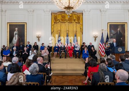 Washington, Vereinigte Staaten Von Amerika. Mai 2024. Washington, Vereinigte Staaten von Amerika. Mai 2024. U. US-Präsident Joe Biden hält eine Rede, bevor er die Presidential Medal of Freedom während der Preisverleihung im East Room of the White House am 3. Mai 2024 in Washington, DC, überreicht. Die Presidential Medal of Freedom ist die höchste zivile Auszeichnung der Nation. Quelle: Cameron Smith/White House Photo/Alamy Live News Stockfoto