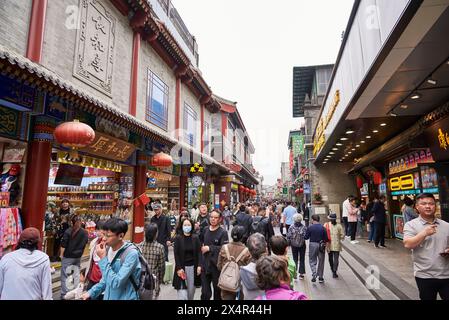 Historische Qianmen Fußgängerzone südlich vom Platz des Himmlischen Friedens in Peking, China am 19. April 2024 Stockfoto