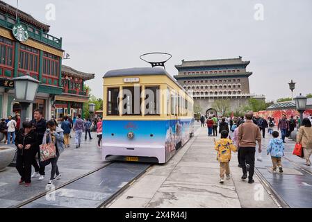 Historische Qianmen Fußgängerzone südlich vom Platz des Himmlischen Friedens in Peking, China am 19. April 2024 Stockfoto