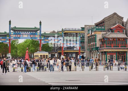 Historische Qianmen Fußgängerzone südlich vom Platz des Himmlischen Friedens in Peking, China am 19. April 2024 Stockfoto