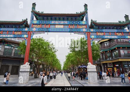 Historische Qianmen Fußgängerzone südlich vom Platz des Himmlischen Friedens in Peking, China am 19. April 2024 Stockfoto