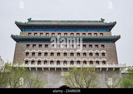 Bogenschießturm des historischen Tors von Zhengyangmen in der Qianmen-Straße, südlich des Tiananmen-Platzes in Peking, China am 19. April 2024 Stockfoto